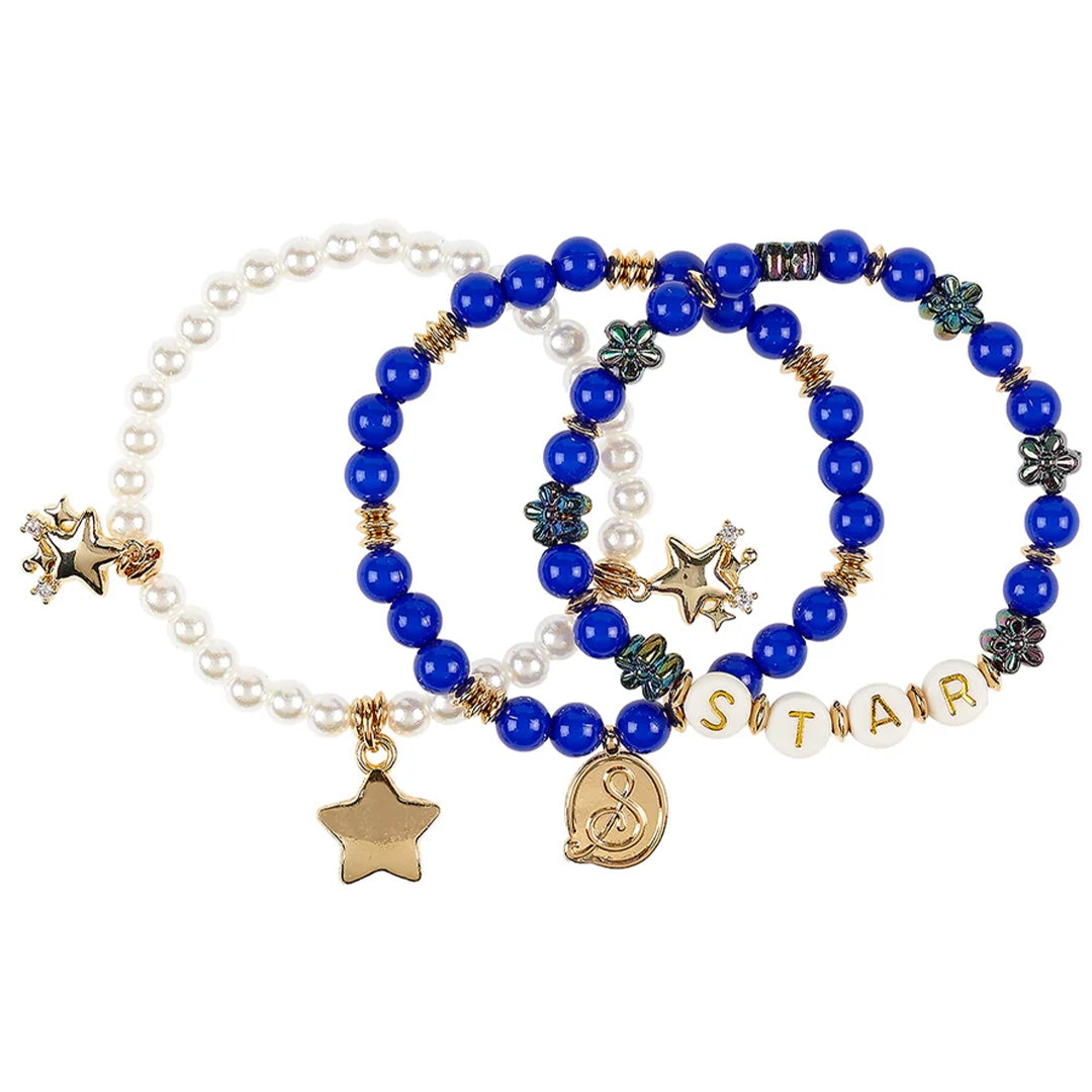 Souza for kids sieradenset met drie kinderarmbanden van blauwe kralen en witte parels, versierd met sterren en de tekst 'STAR'.