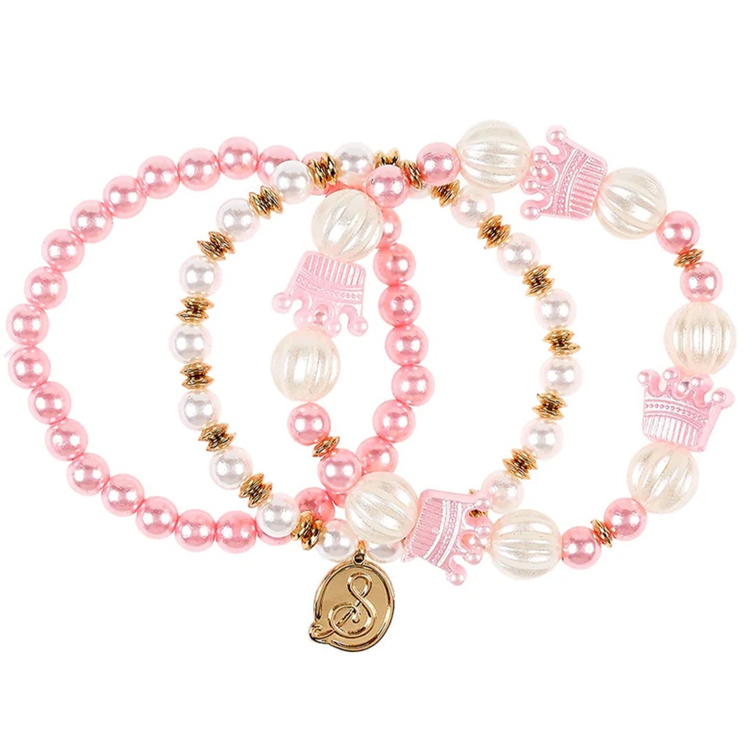 Souza for kids set van drie kinderarmbanden met roze en witte parels, gouden accenten en roze kroonbedels.