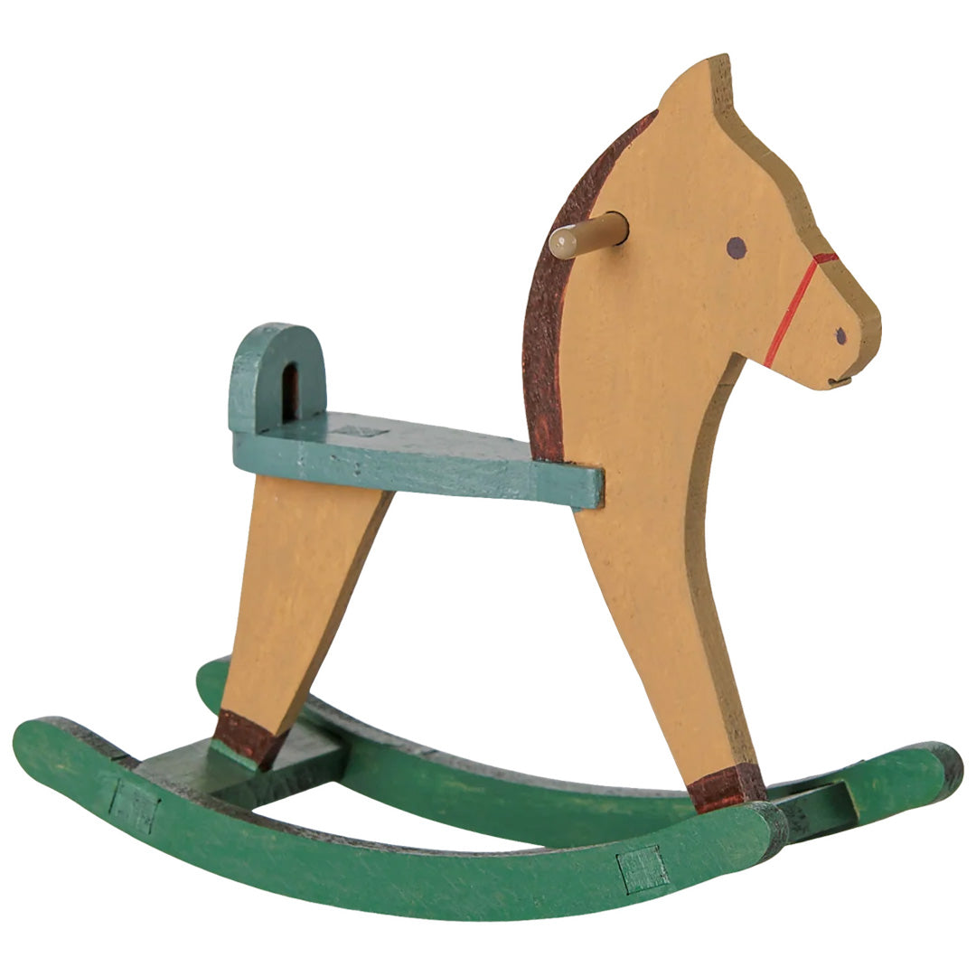 Maileg houten hobbelpaard voor poppenhuis, schuin van voren gezien.