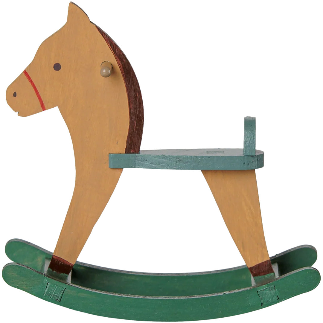Maileg houten hobbelpaard voor poppenhuis, van de zijkant gezien.