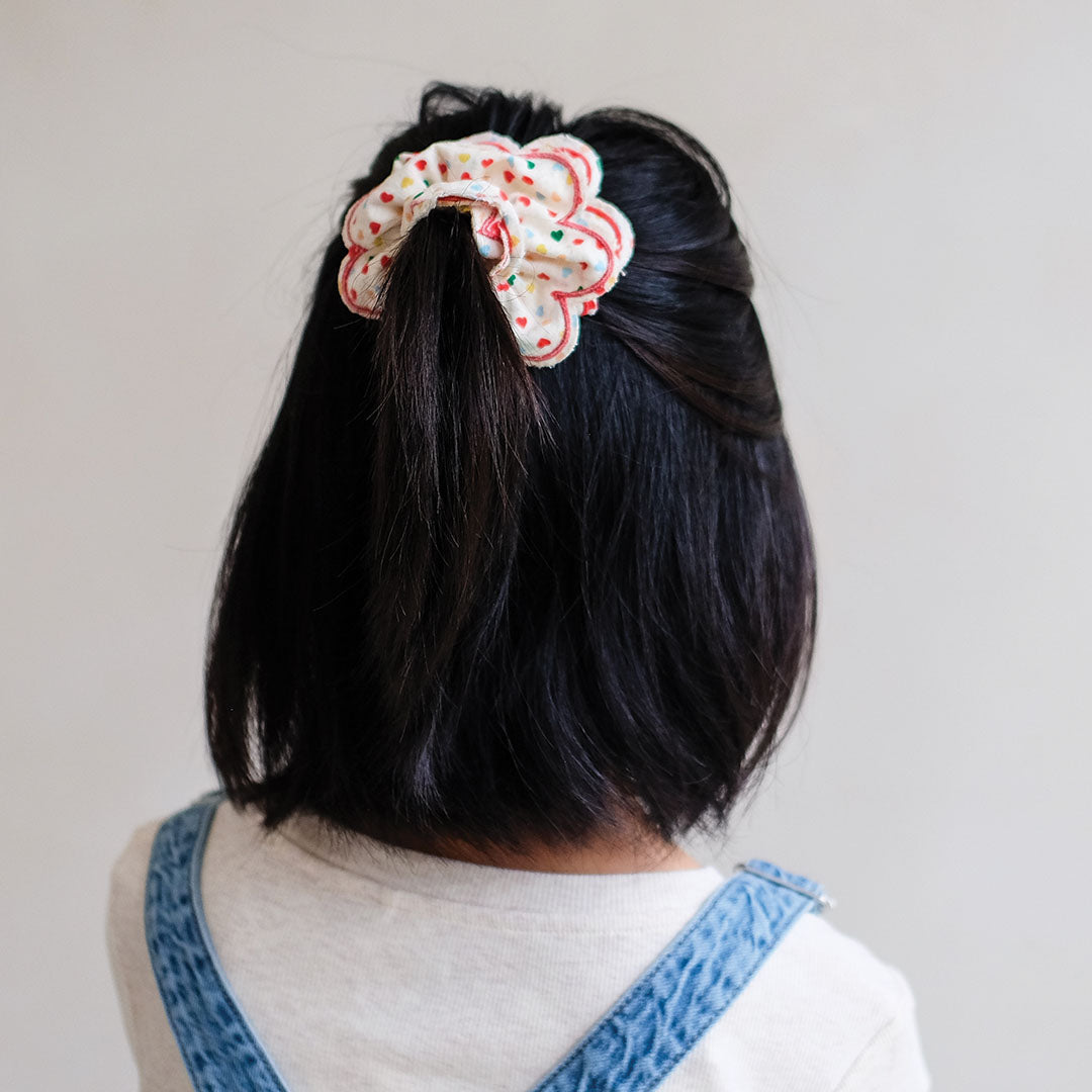 mimi & lula haarelastiekje heart print scalloped scrunchie | 182083-32 | 2