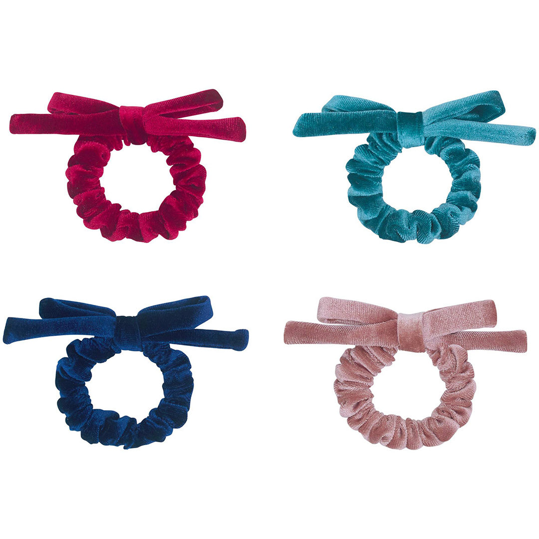 Vier mimi & lula fluwelen scrunchies met strikjes in rood, teal, donkerblauw en roze.