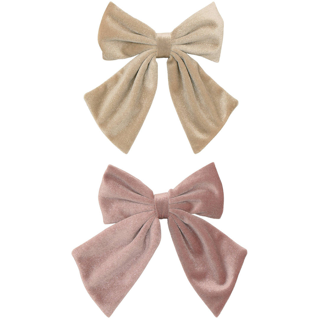 Twee grote mimi & lula Agnes haarstrikken van glanzend fluweel, één beige en één roze, op een witte achtergrond.