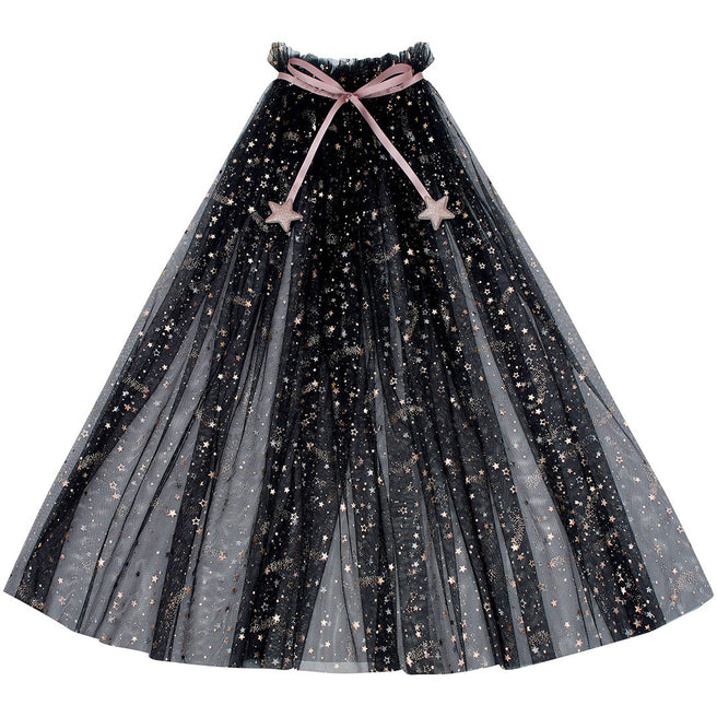 mimi & lula zwarte tule verkleedcape met gouden sterren en manen, vastgebonden met een roze lint.