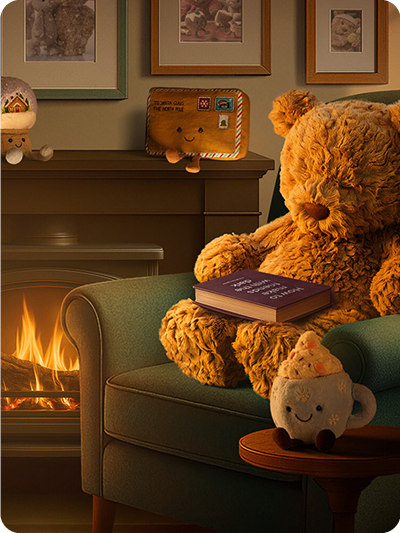 Bartholomew knuffelbeer en Amuseables knuffelchocolademelk van Jellycat voor de open haard | 1