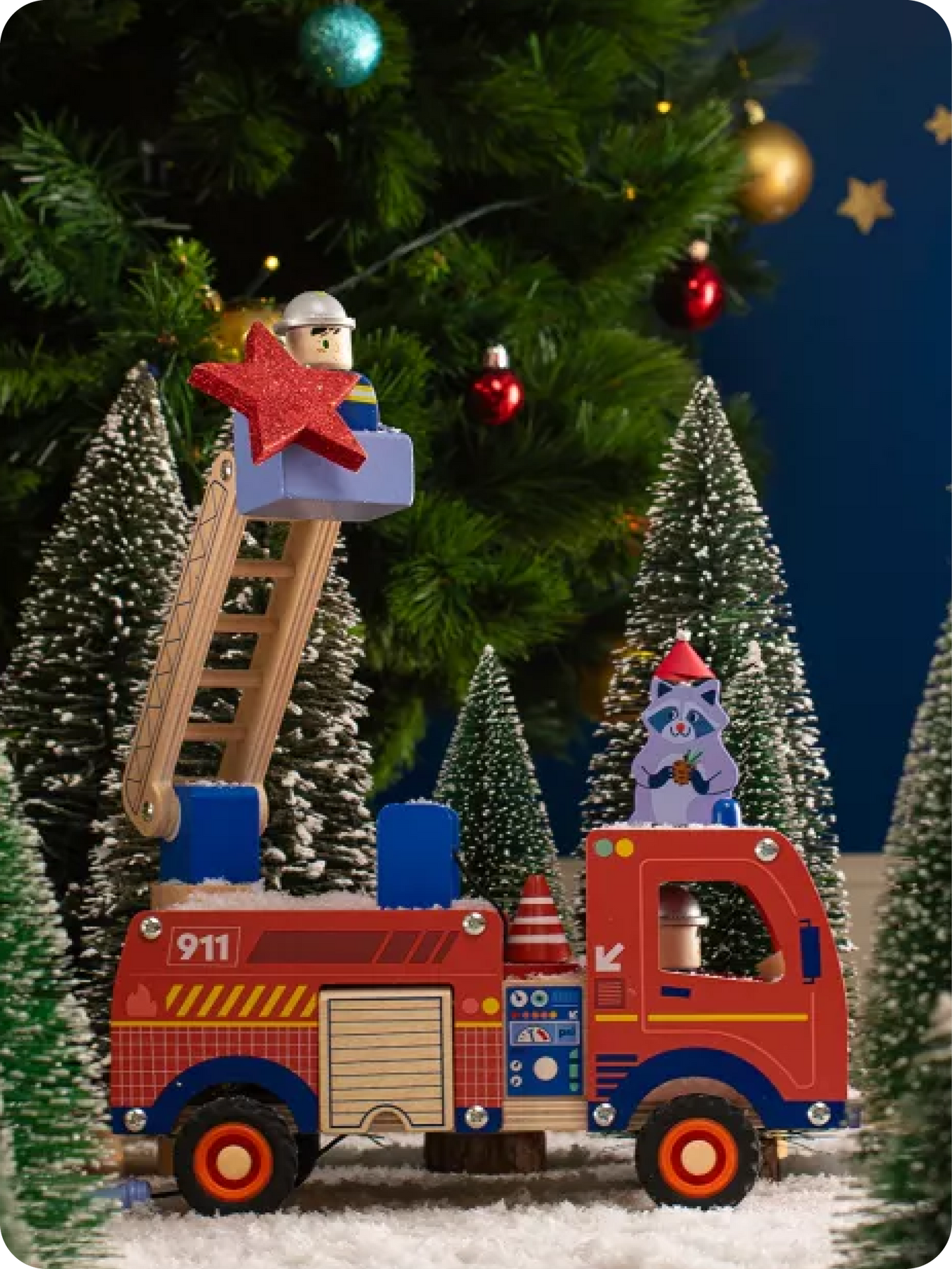 Een houten brandweerauto van Moulin Roty onder de kerstboom | 1