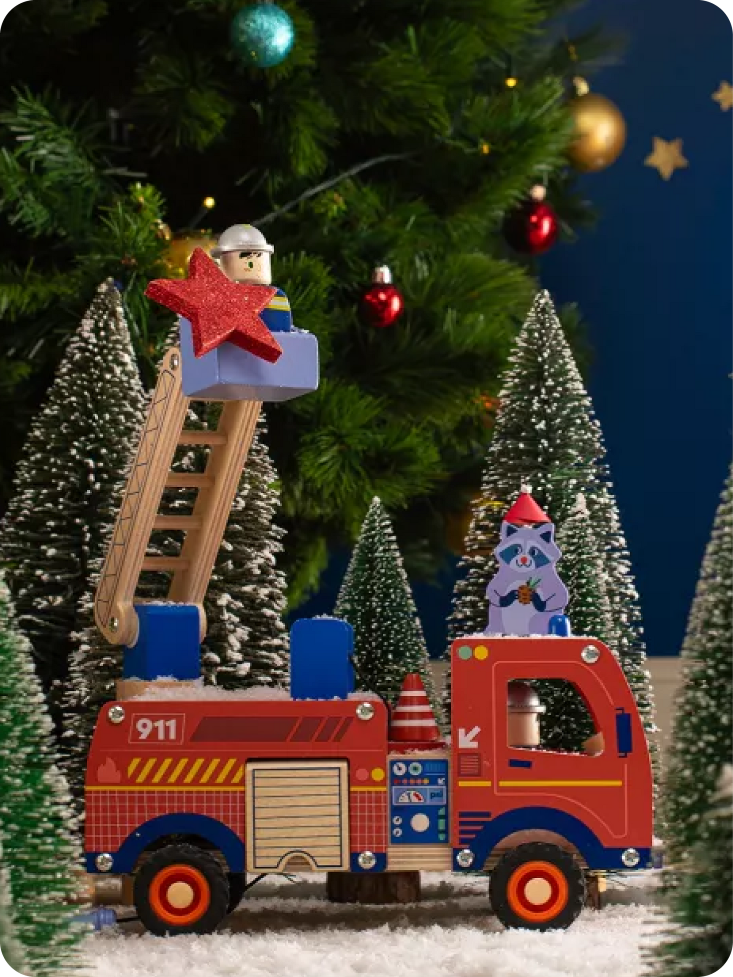 Een houten brandweerauto van Moulin Roty onder de kerstboom | 1