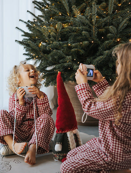 Kinderen maken foto’s met de Kidywolf kindercamera bij de kerstboom | 1