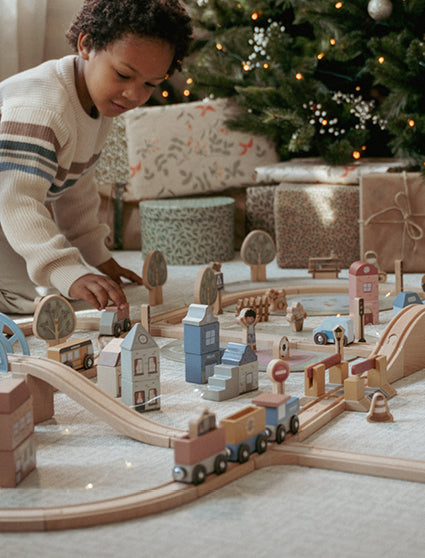 Spelen met een houten treinbaan van Little Dutch bij de kerstboom | 0