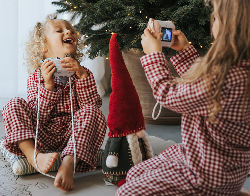 Kinderen maken foto’s met de Kidywolf kindercamera bij de kerstboom | 0