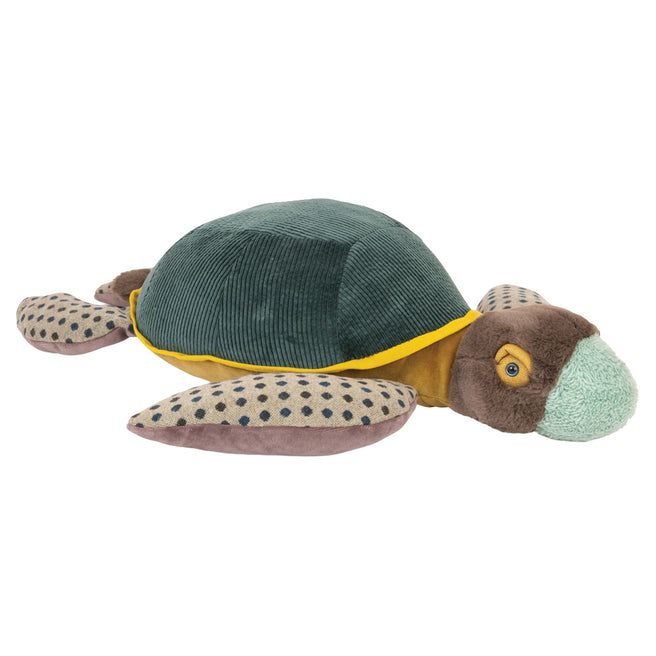 Moulin Roty knuffelschildpad met groene geribbelde schild en gestippelde flippers, schuin van voren gezien.