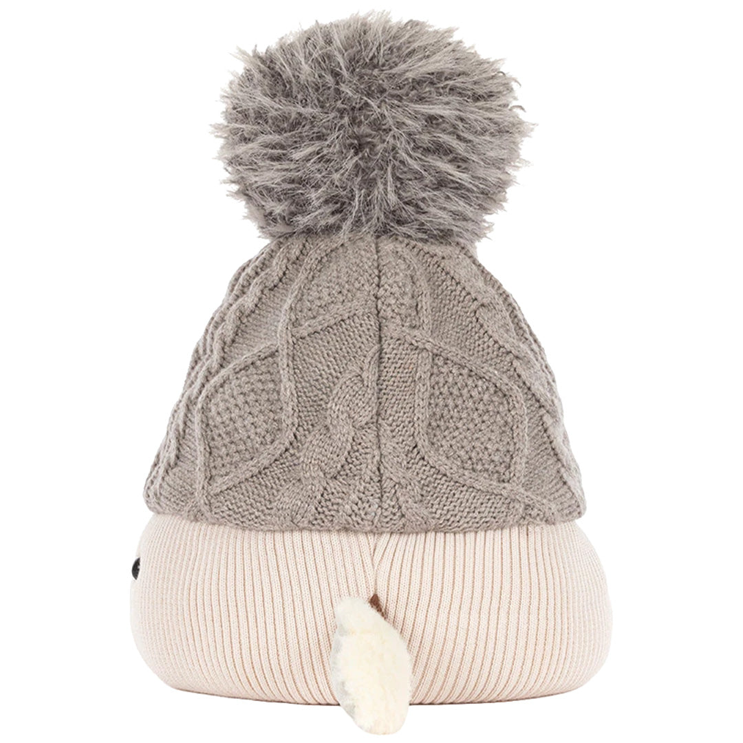 Achterkant van het Jellycat pluchen speelgoed, een grijze gebreide muts met pompom en een klein wit staartje.