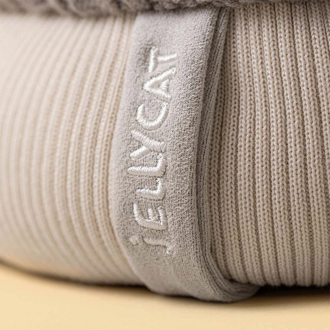 Detail van het Jellycat pluchen speelgoed met een geborduurd merklabel op de zijkant.