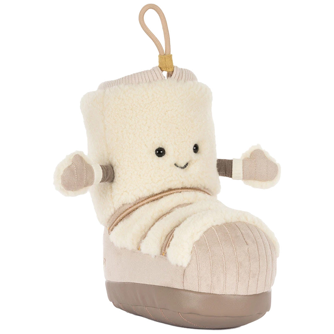 Jellycat Amuseable pluchen sneeuwlaars met lachend gezicht en armpjes, schuin van voren.