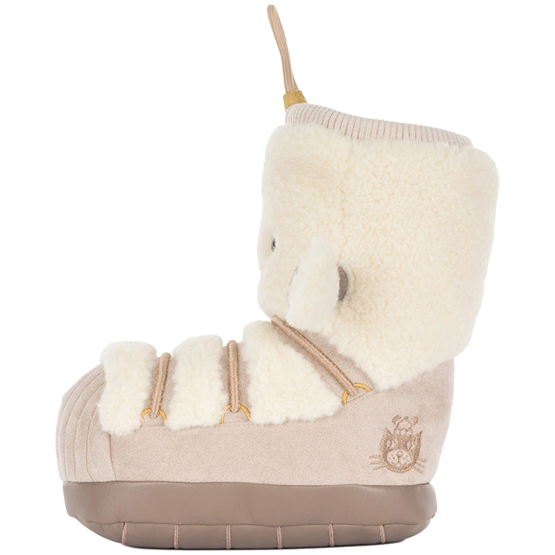 Jellycat Amuseable pluchen sneeuwlaars, van de zijkant, met veters en geborduurd kattengezichtje.