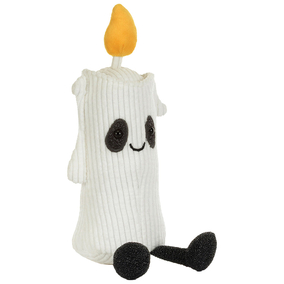 Jellycat knuffelkaars Flickerty, een wit pluchen kaarsje met vrolijk gezicht en gele vlam, zit schuin naar voren.