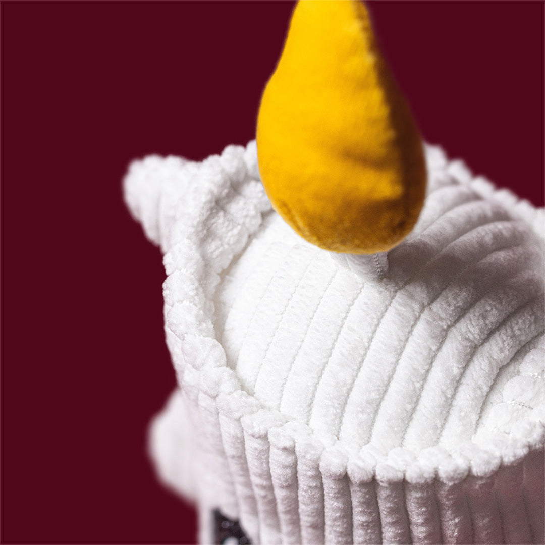Detail van de gele vlam en de witte geribbelde stof van de Jellycat knuffelkaars Flickerty.