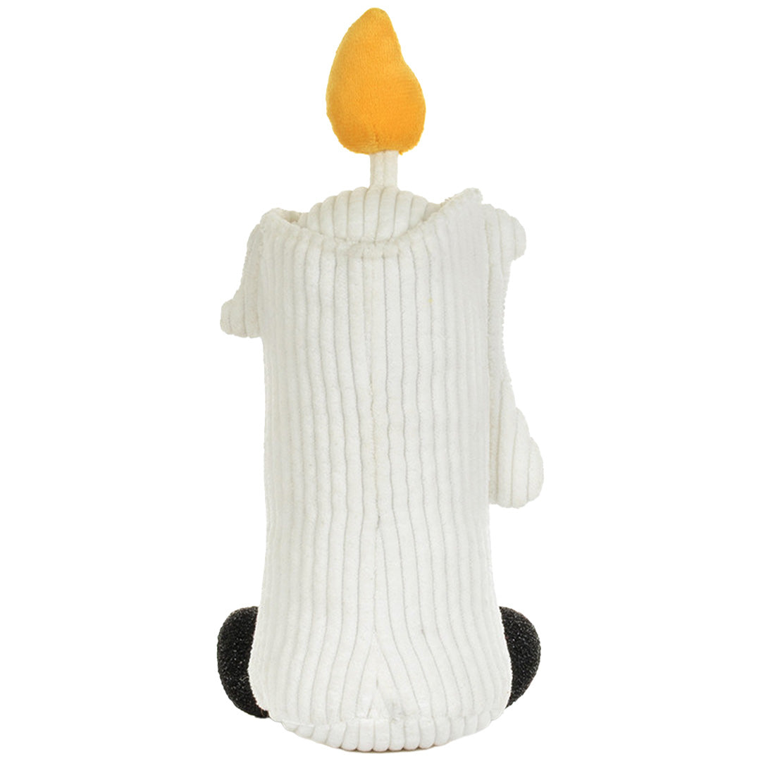 De achterkant van de Jellycat knuffelkaars Flickerty, een wit pluchen kaarsje met gele vlam en zwarte voetjes.