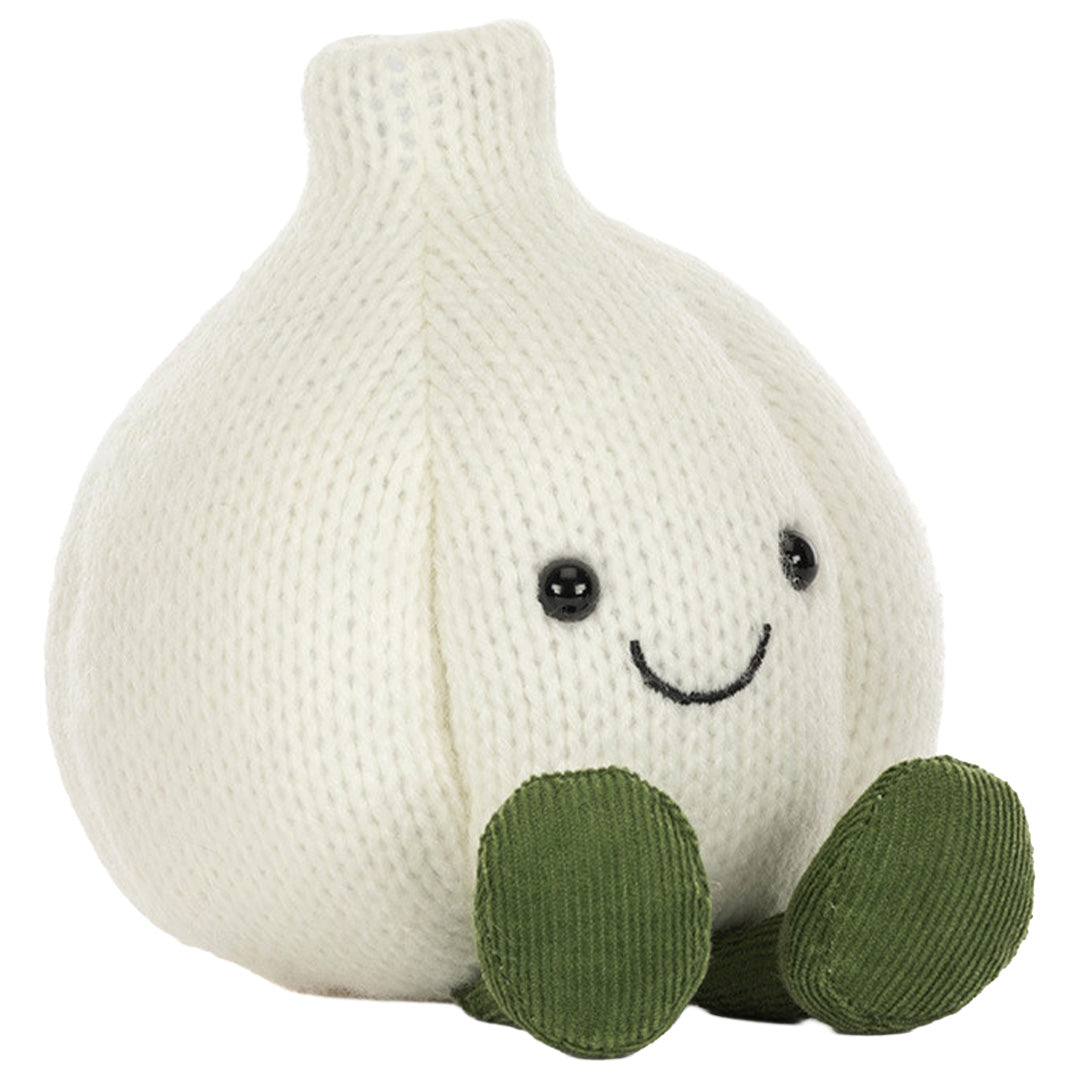 Jellycat knuffelknoflook met een glimlachend gezicht en groene voetjes, zittend.