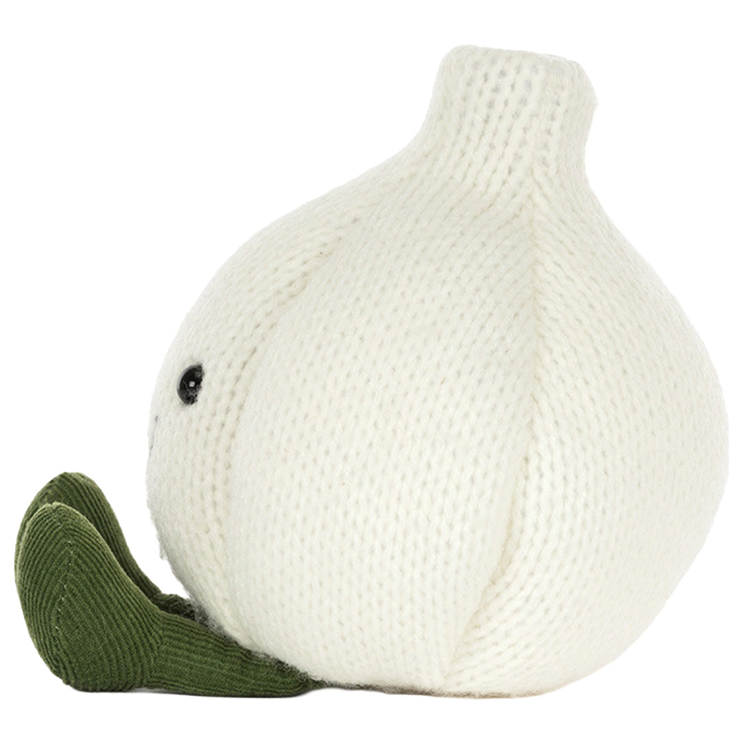 Jellycat knuffelknoflook schuin van voren gezien, met glimlachend gezicht en groene voetjes.