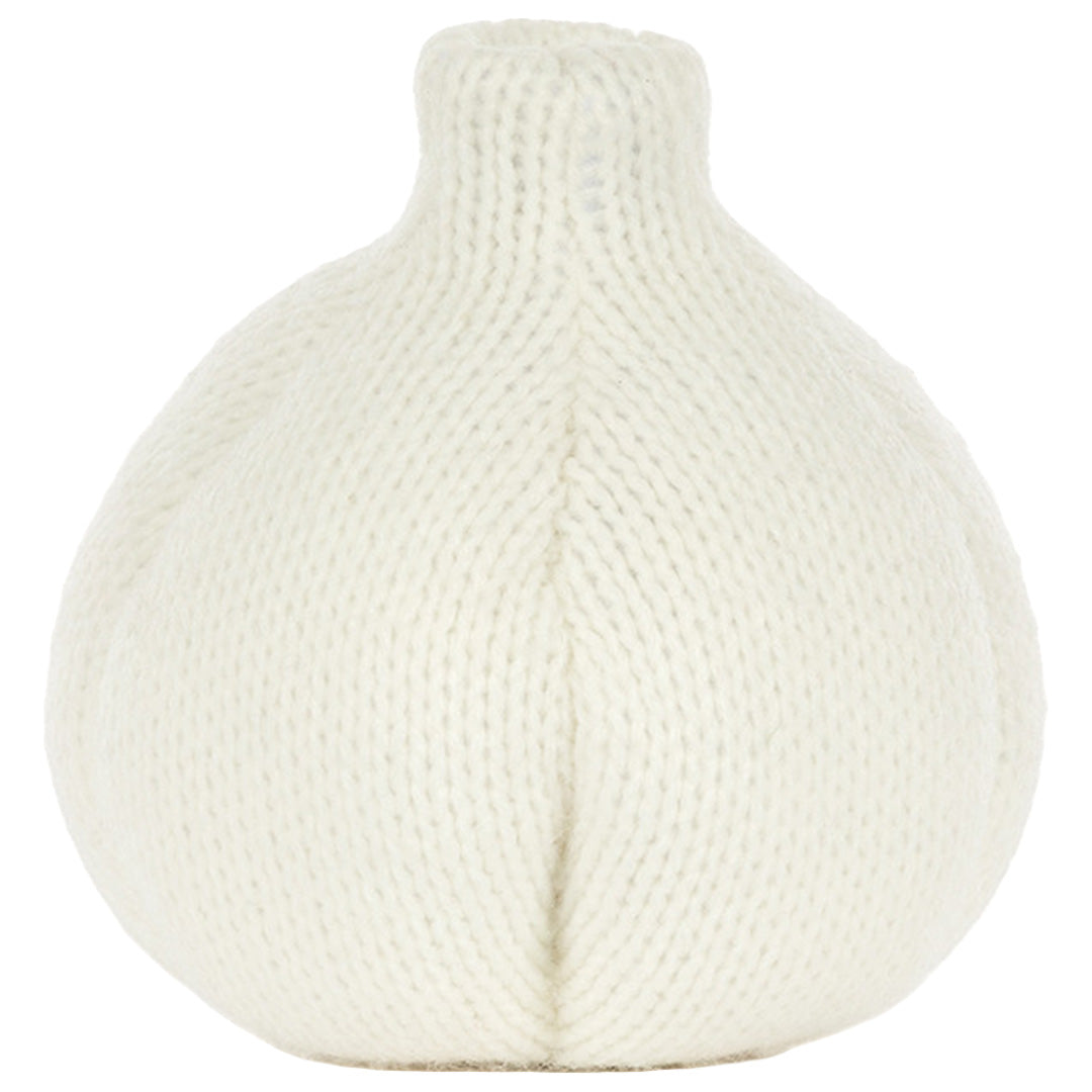 Achterkant van de witte gebreide knuffelknoflook.