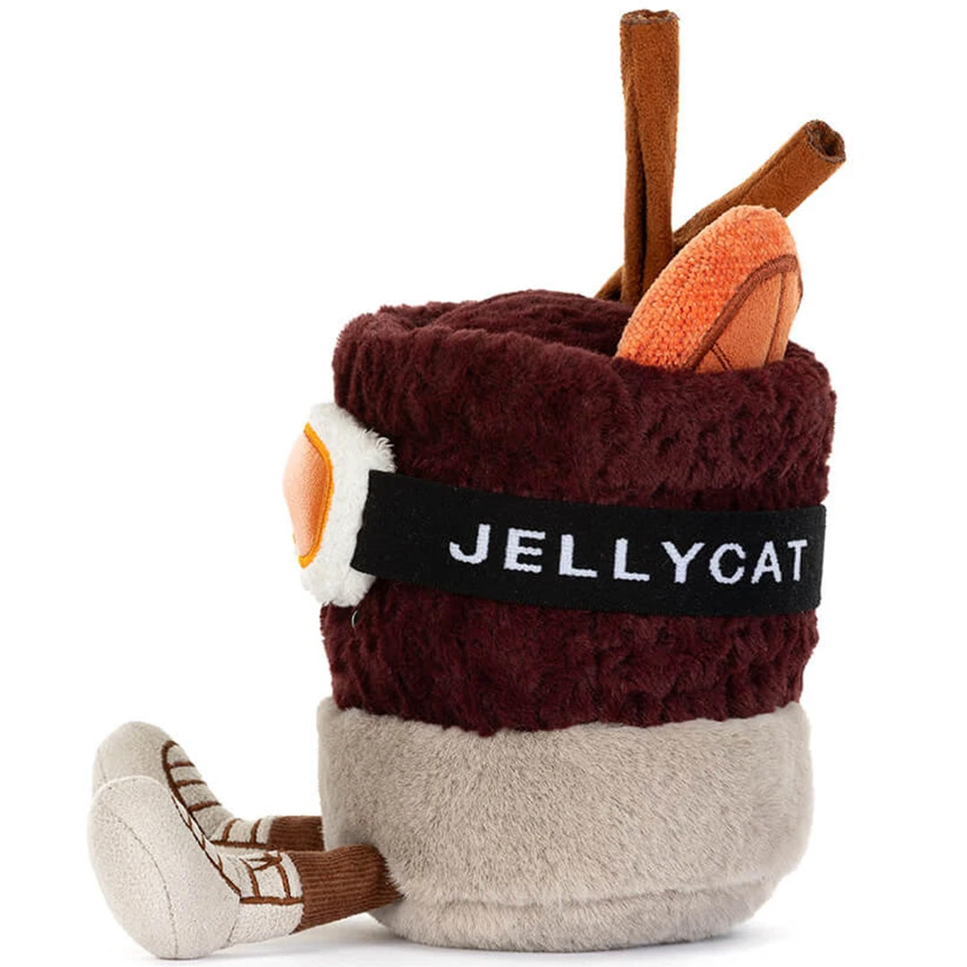 Zijaanzicht van het Jellycat pluchen winterdrankje met de merknaam op de skibril.