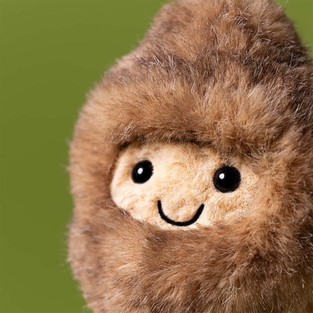 Close-up van het lachende gezicht van de Jellycat pluchen knuffelpinda yeti.