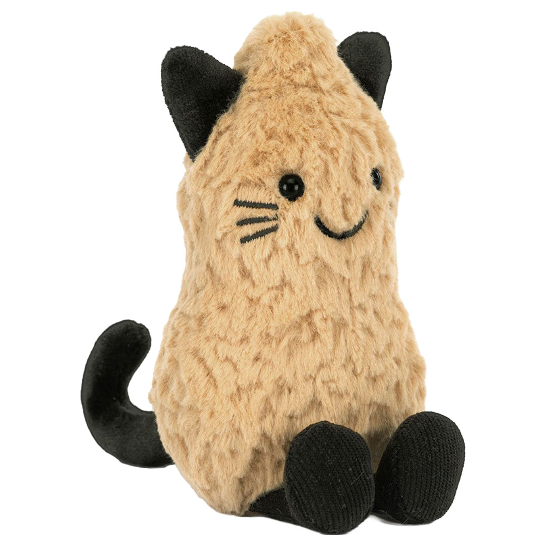 Jellycat pluchen pinda kat knuffel, zittend en schuin van voren gefotografeerd.