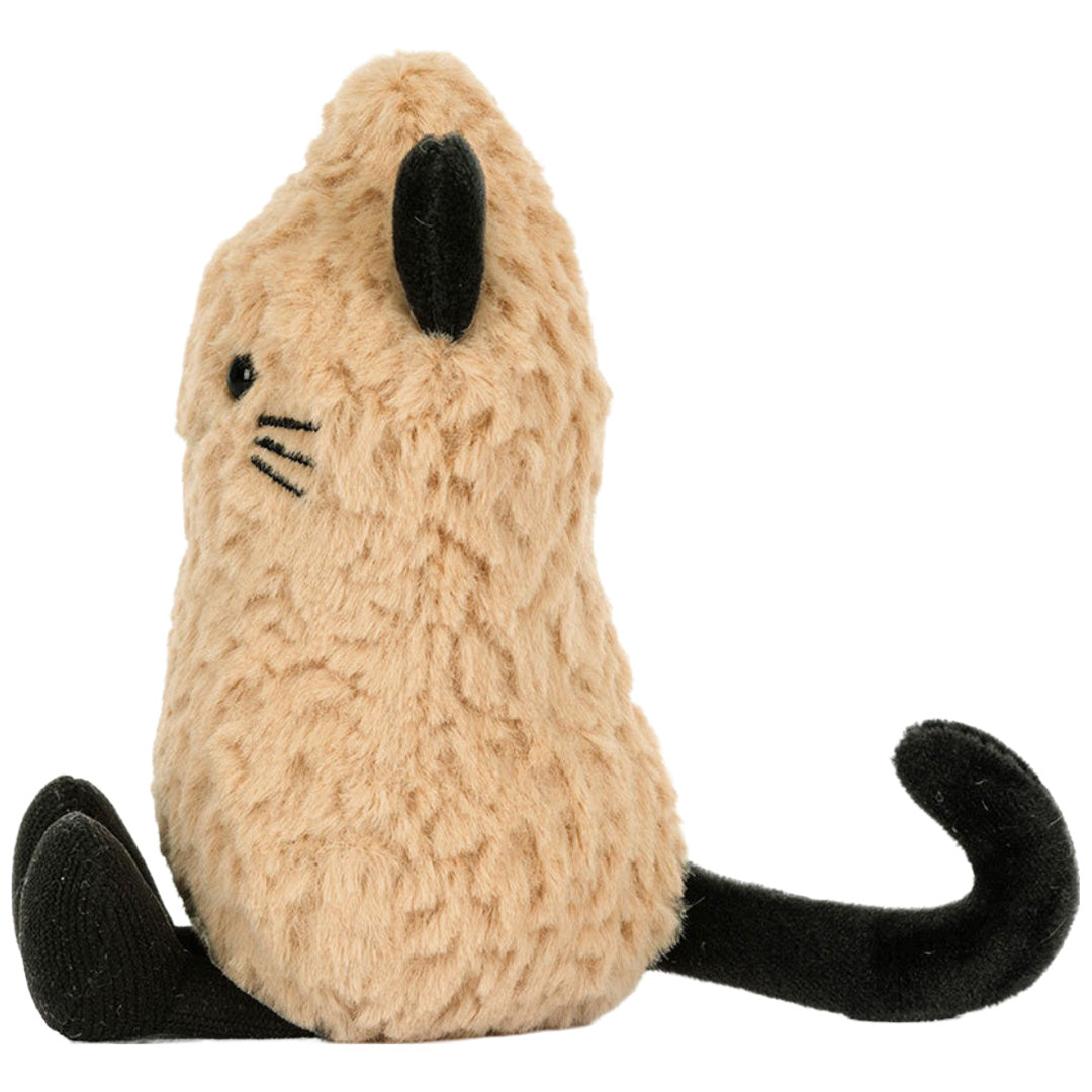 Jellycat pluchen pinda kat knuffel, zittend en van de linkerzijkant gefotografeerd.