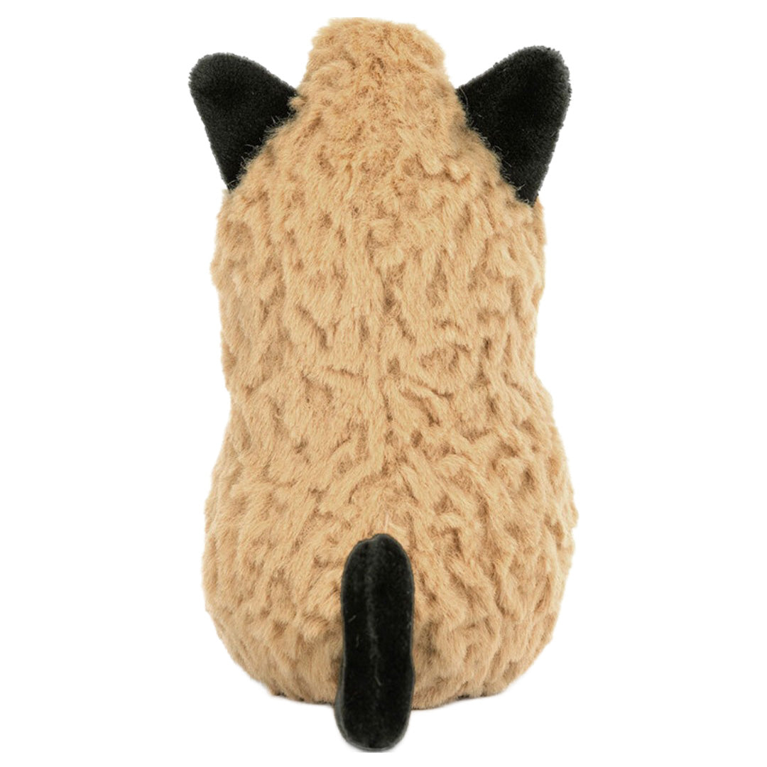 Jellycat pluchen pinda kat knuffel, zittend en van de achterkant gefotografeerd.