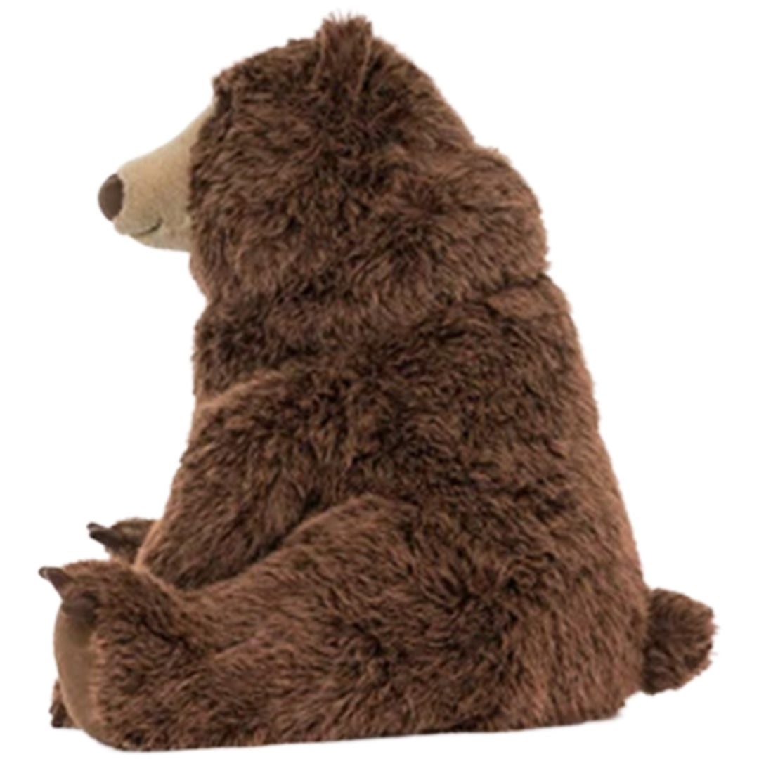 Jellycat knuffelbeer Bizzlestomp, een zittende bruine pluchen beer van de zijkant.