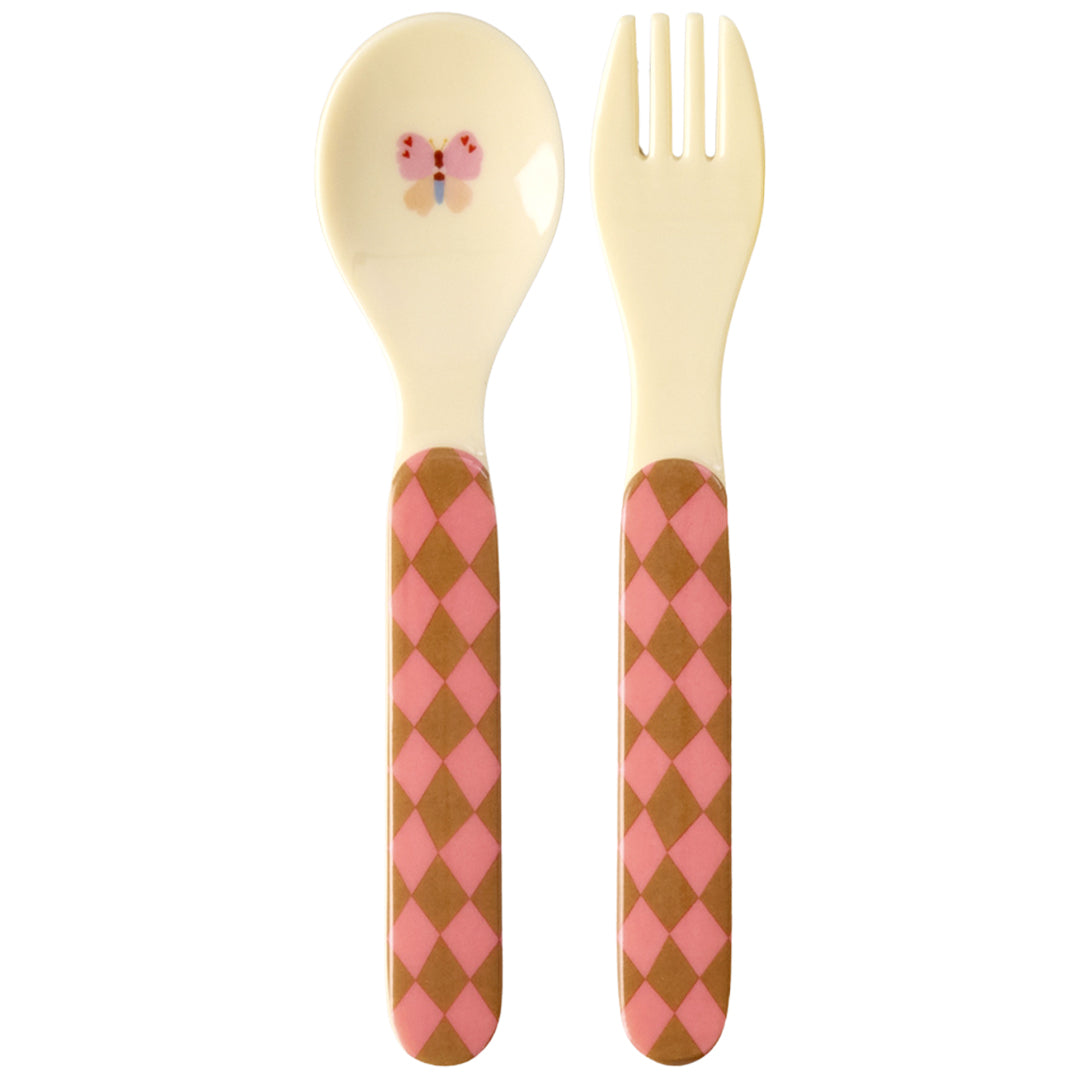 rice kinderbestek set met een roze ruitjespatroon en een vlinder op de lepel.