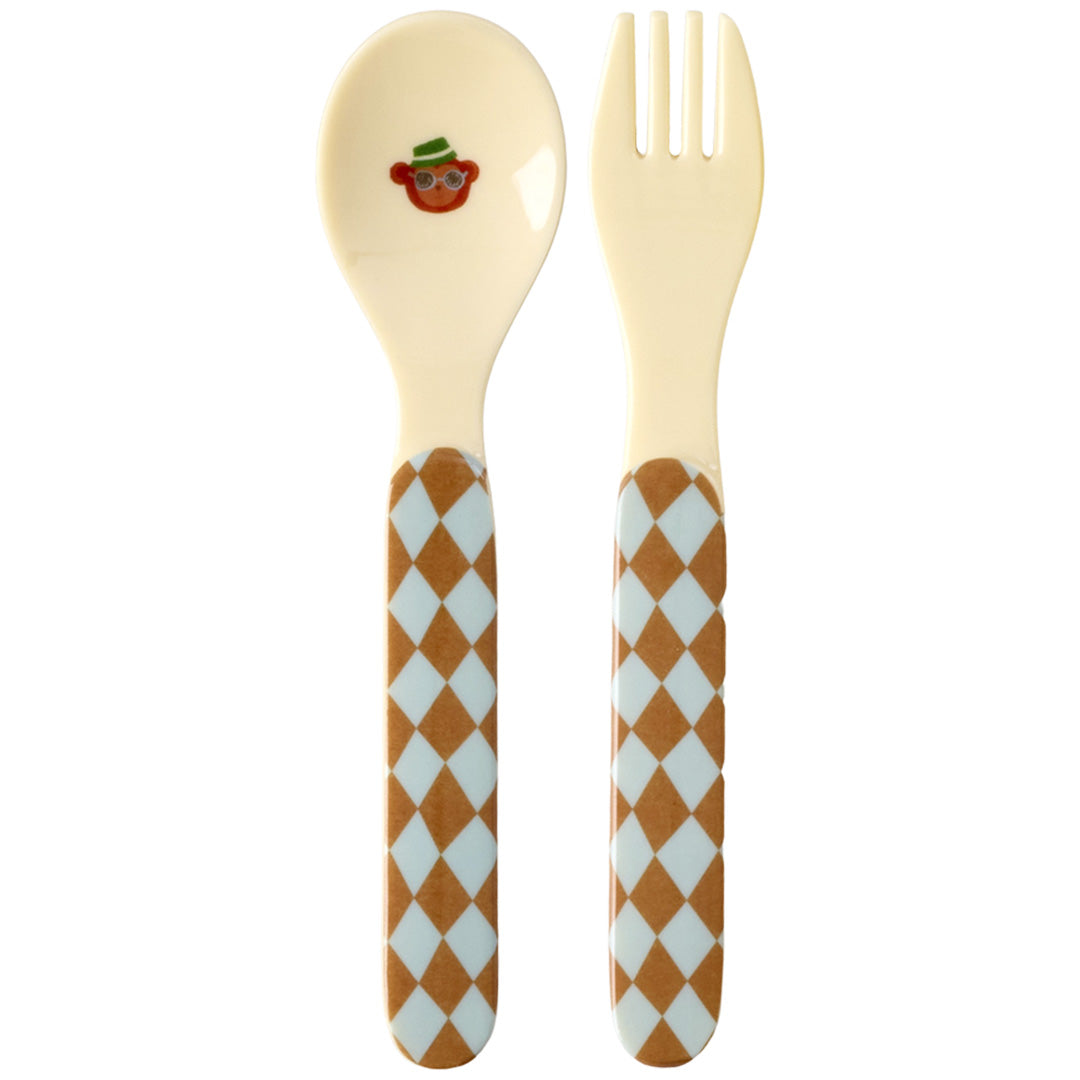 Rice kinderbestek set met lepel en vork, versierd met een apengezichtje en blauw-bruin diamantpatroon.