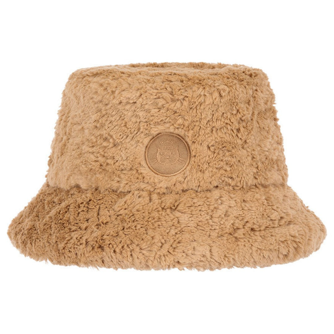 Jellycat bruine pluche kinderhoed met een rond logo op de achterkant.