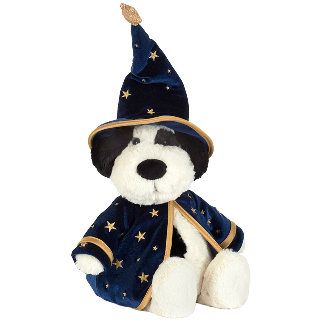 Jellycat knuffelpuppy Rufferty als tovenaar, zittend en frontaal gefotografeerd.
