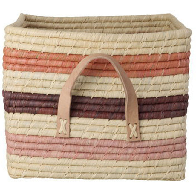 rice gestreepte raffia opbergmand met leren handvatten.