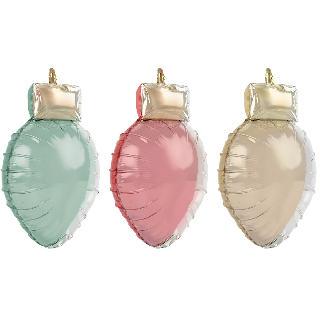 Drie partydeco folieballonnen in de vorm van kerstlampjes in groen, rood en goud.