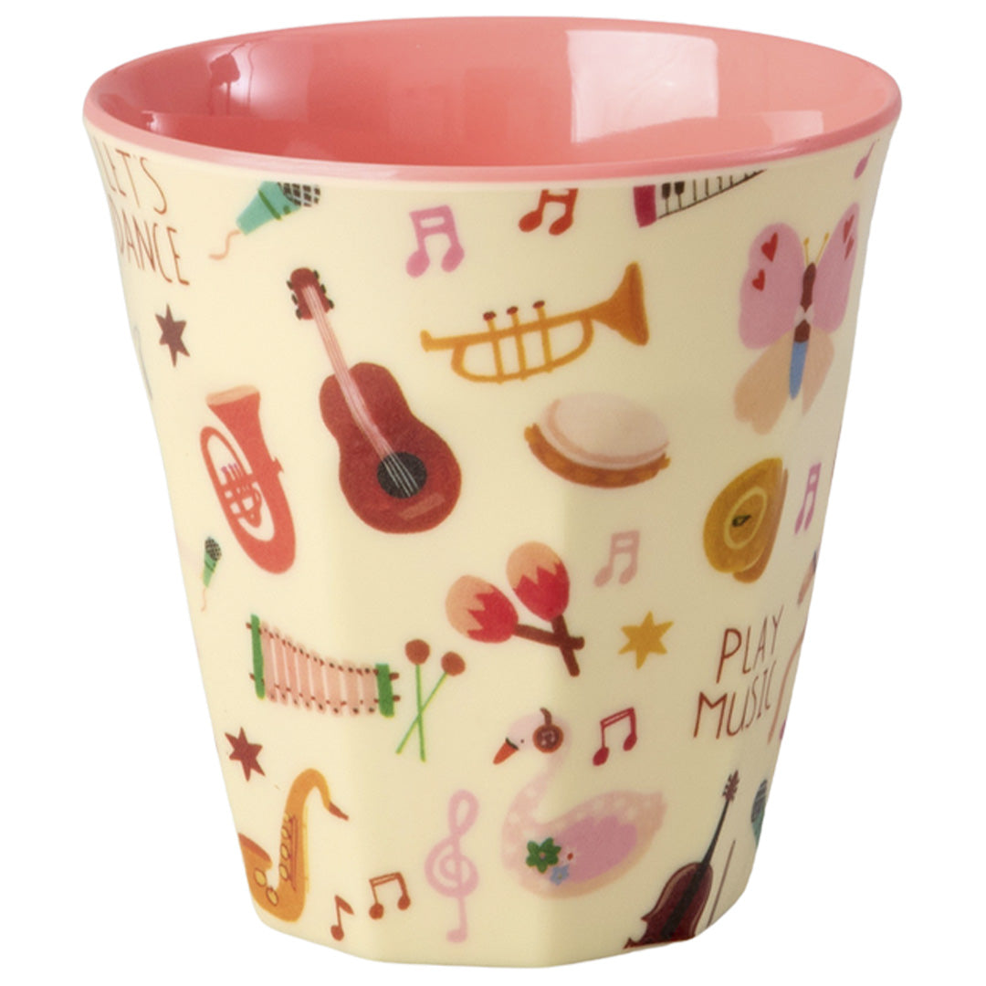 Rice kinderbeker met een patroon van muziekinstrumenten en noten.