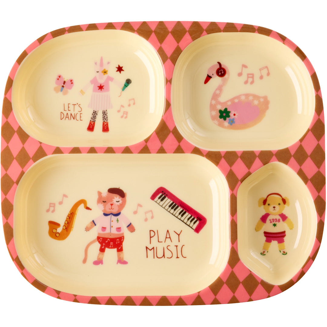 rice roze vakjesbord met dierenfiguren die muziek maken en dansen.