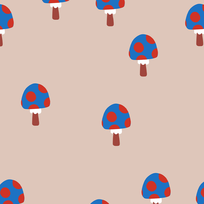 ole inpakpapier met een patroon van blauwe paddenstoelen met rode stippen op een beige achtergrond.