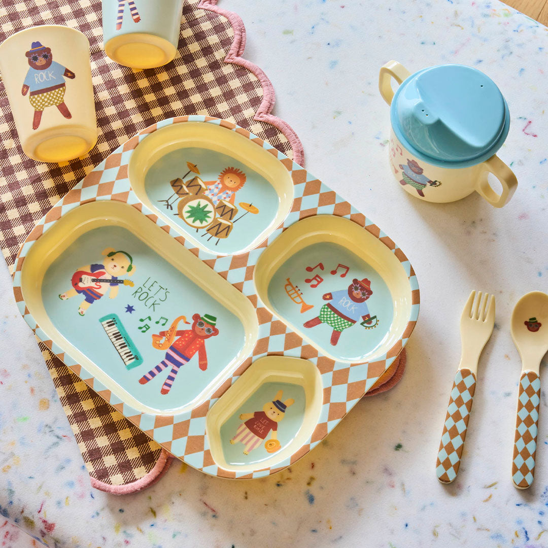 rice vakjesbord voor baby's en peuters met muziekband van dierenfiguren, samen met een bijpassende beker, tuitbeker en bestek.