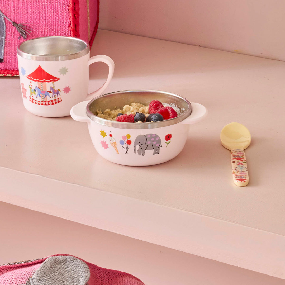 rice roze rvs kinderkom met ontbijt en bijpassende beker op een roze plank.