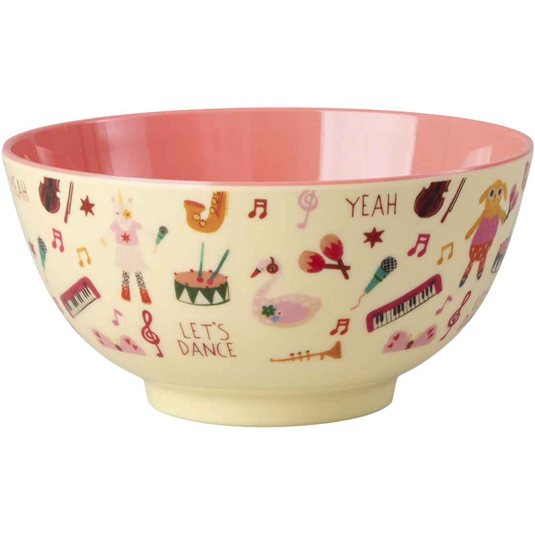 rice kinderkom met muziekband-thema, roze van binnen en lichtgeel van buiten met kleurrijke figuren van instrumenten en dieren.