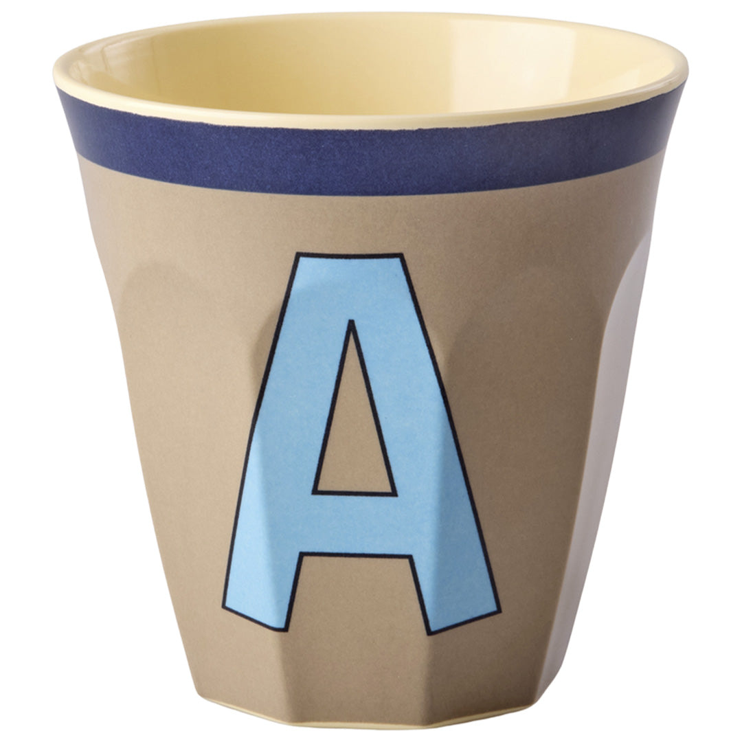rice plastic beker in donkerbeige met een blauwe rand en de letter A.