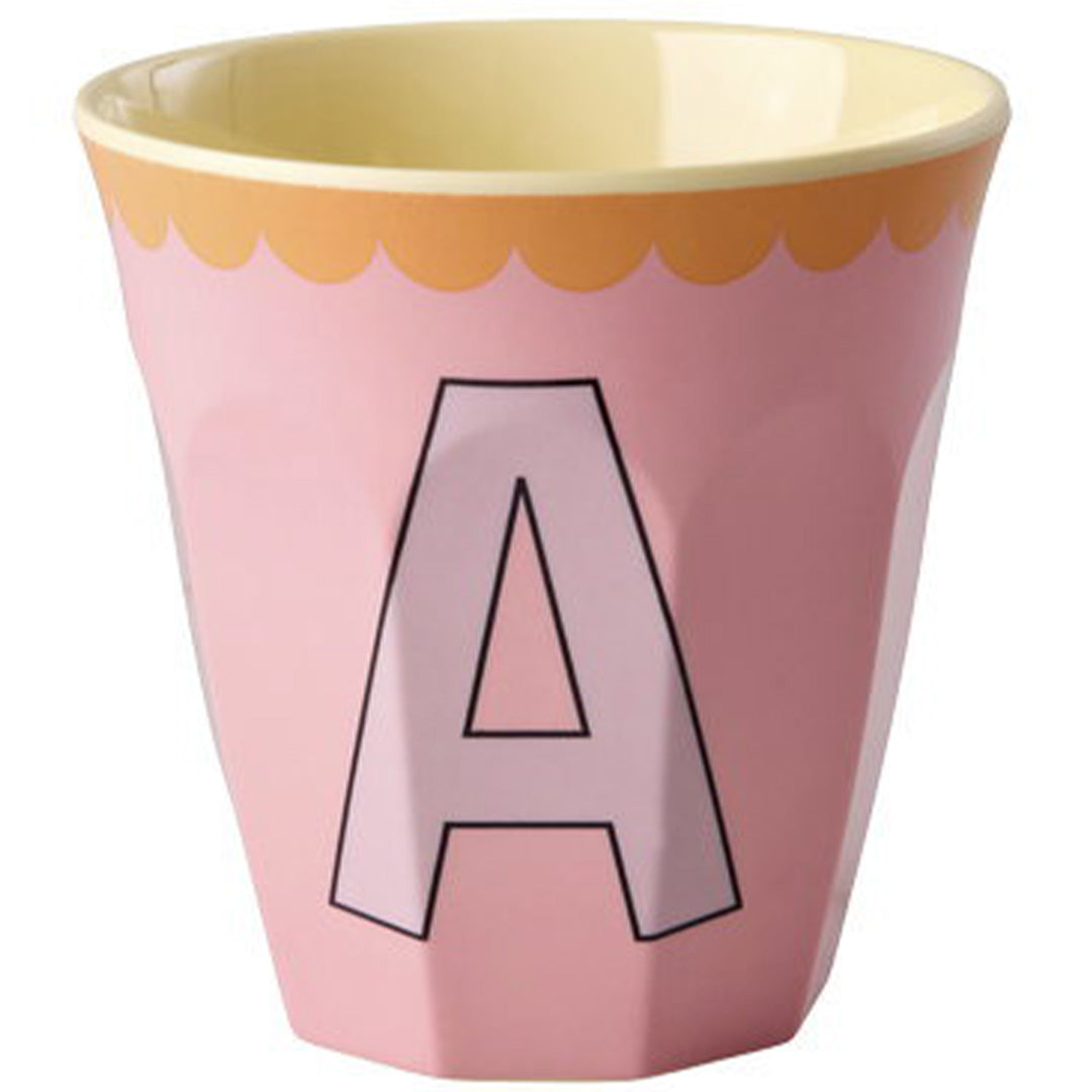 rice roze plastic alfabetbeker met de letter A en een oranje geschulpte rand.