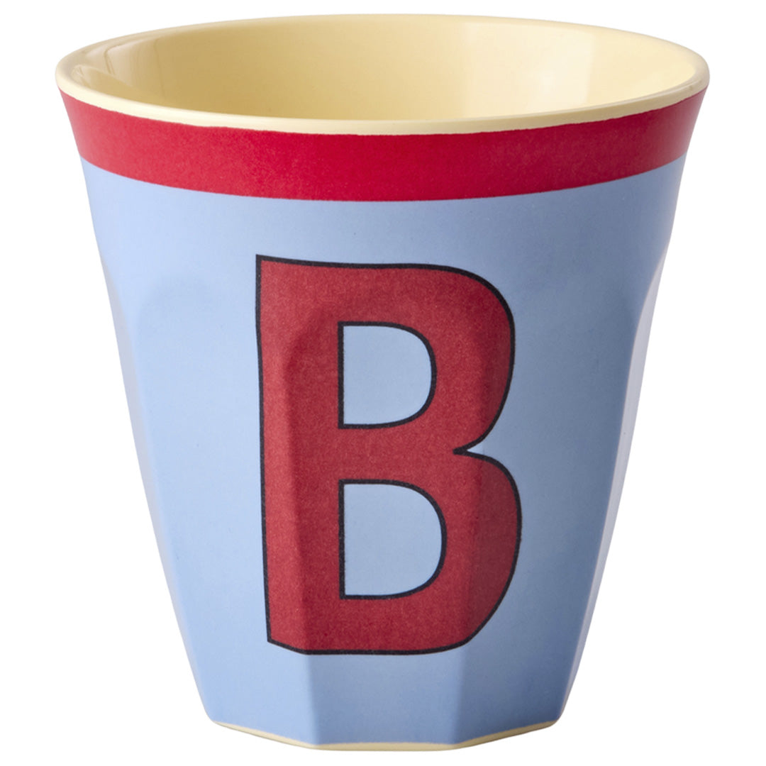 rice plastic tumbler in vintage blauw met rode letter B en rode rand.