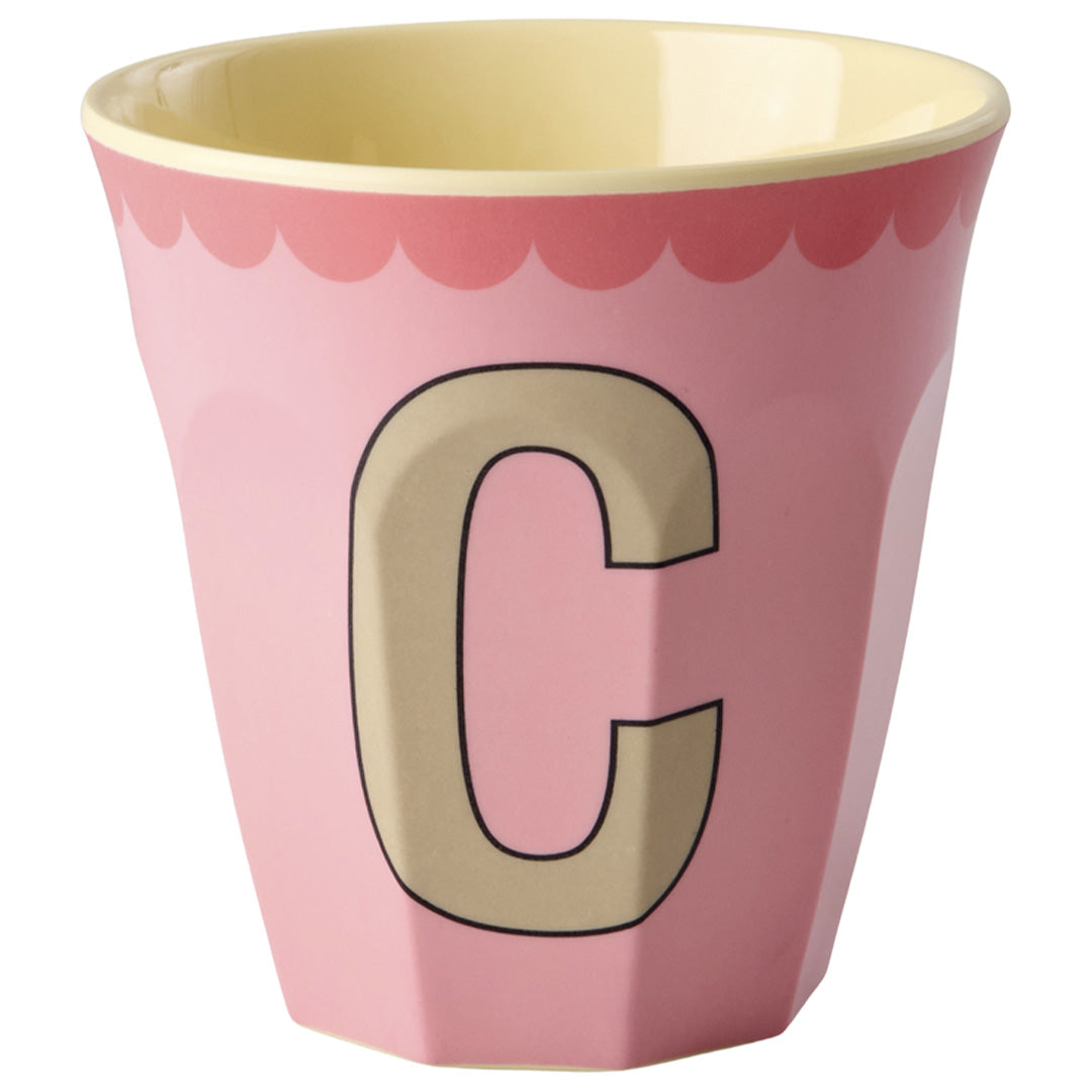 Roze rice alfabetbeker met de letter C en een geschulpte rand.