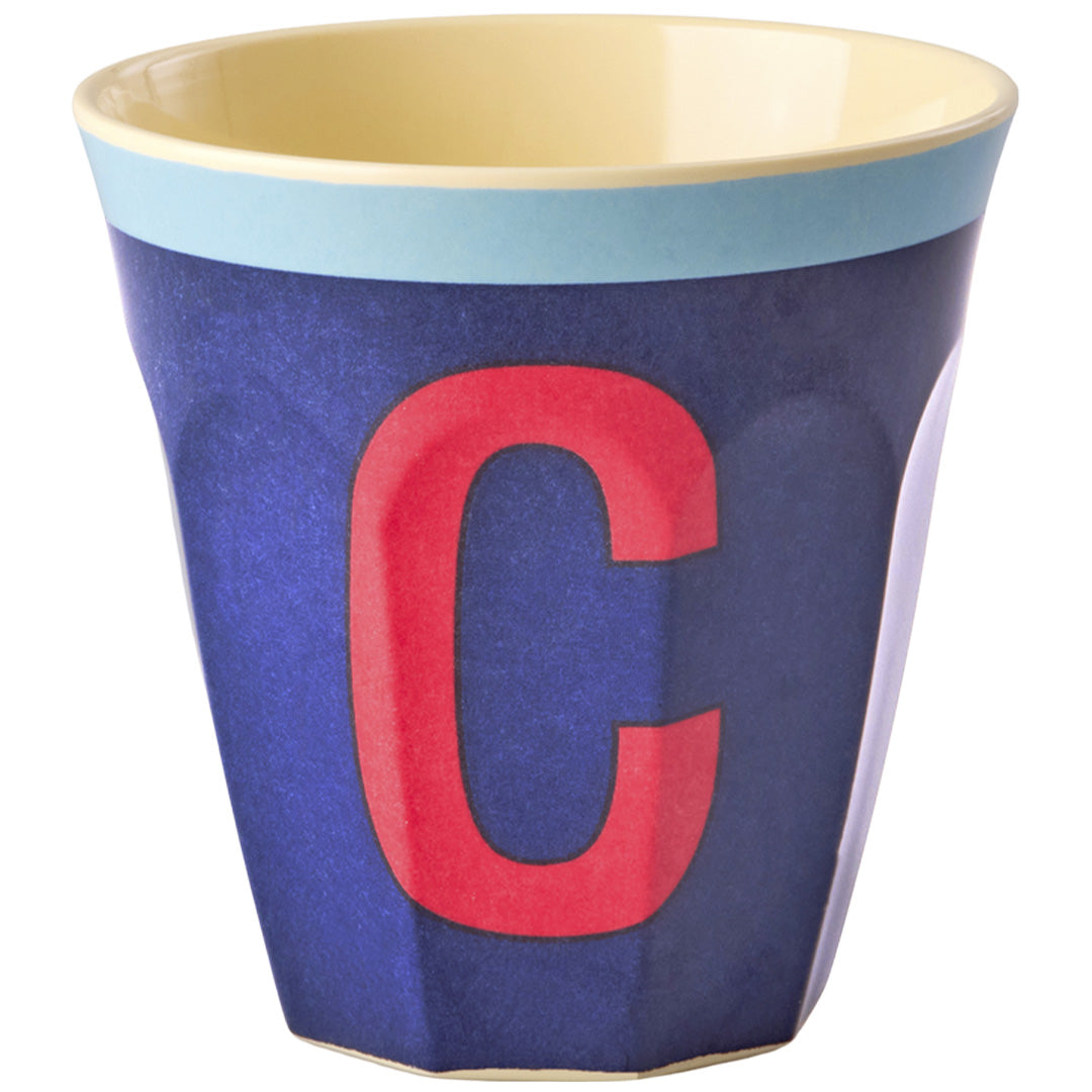 rice plastic tumbler in koningsblauw met rode letter C.