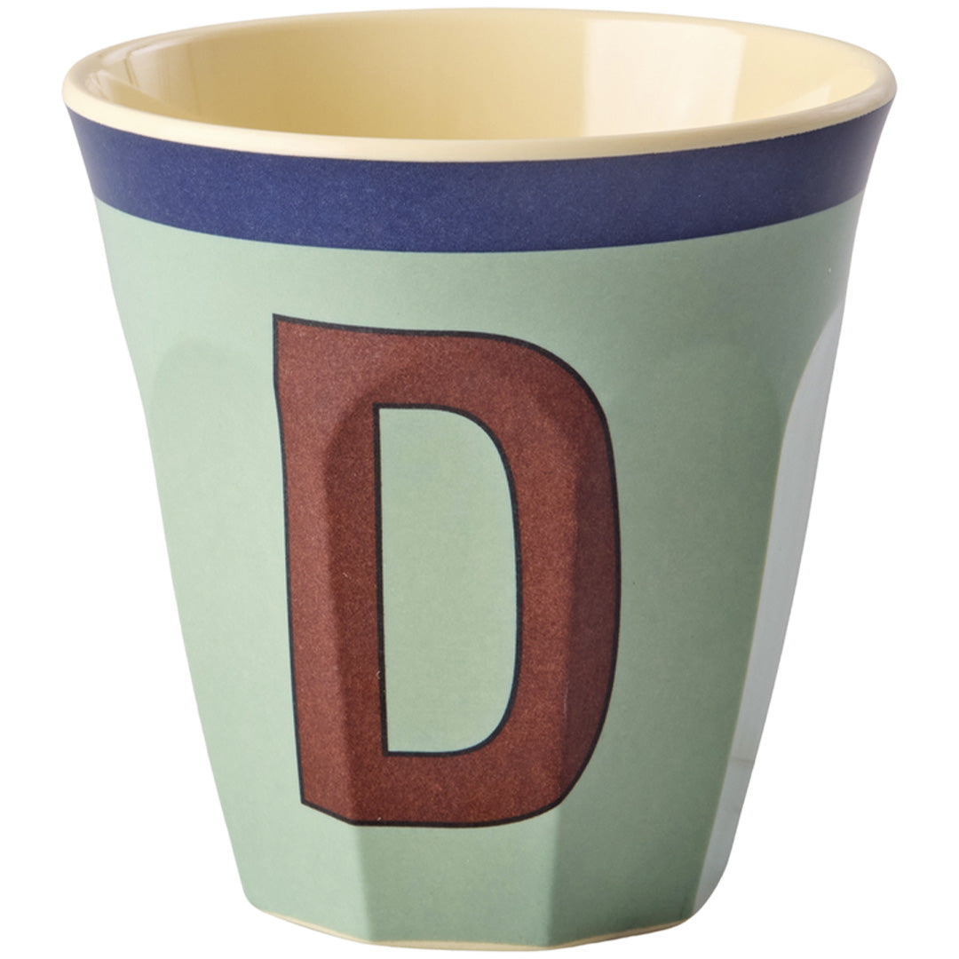 rice plastic groene alfabetbeker met de letter D.