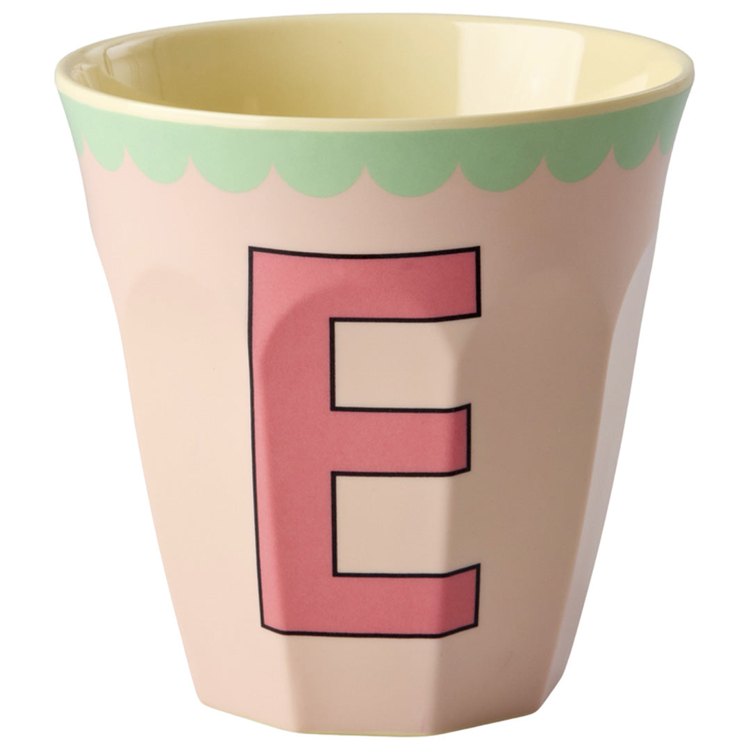 Rice plastic tumbler in zachtroze met een grote roze letter E en een lichtgroene geschulpte rand.